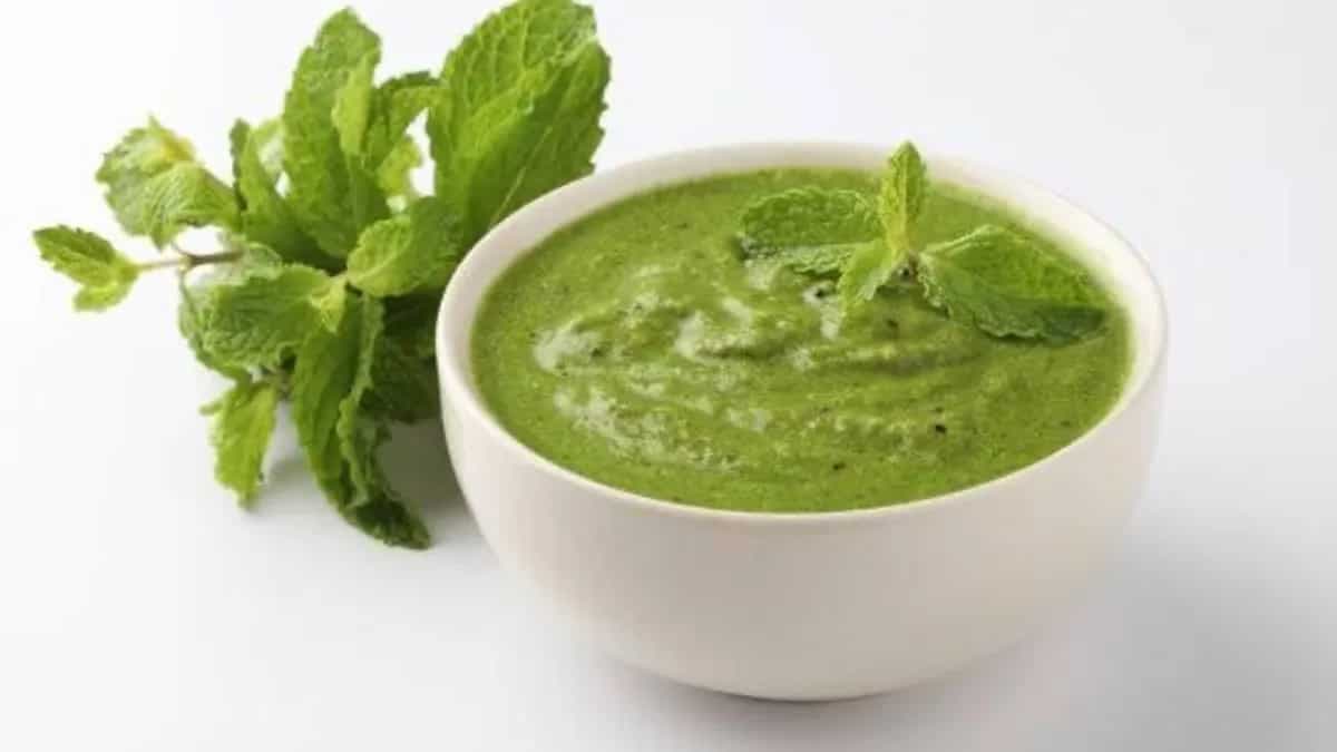6 Easy Mint Chutney Ideas To Elevate Your Monsoon Snacking