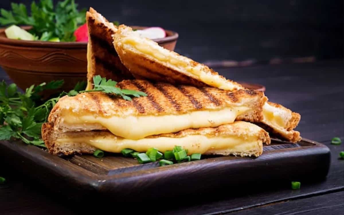 Make Instant Cheese Sandwich On An Induction Cooktop