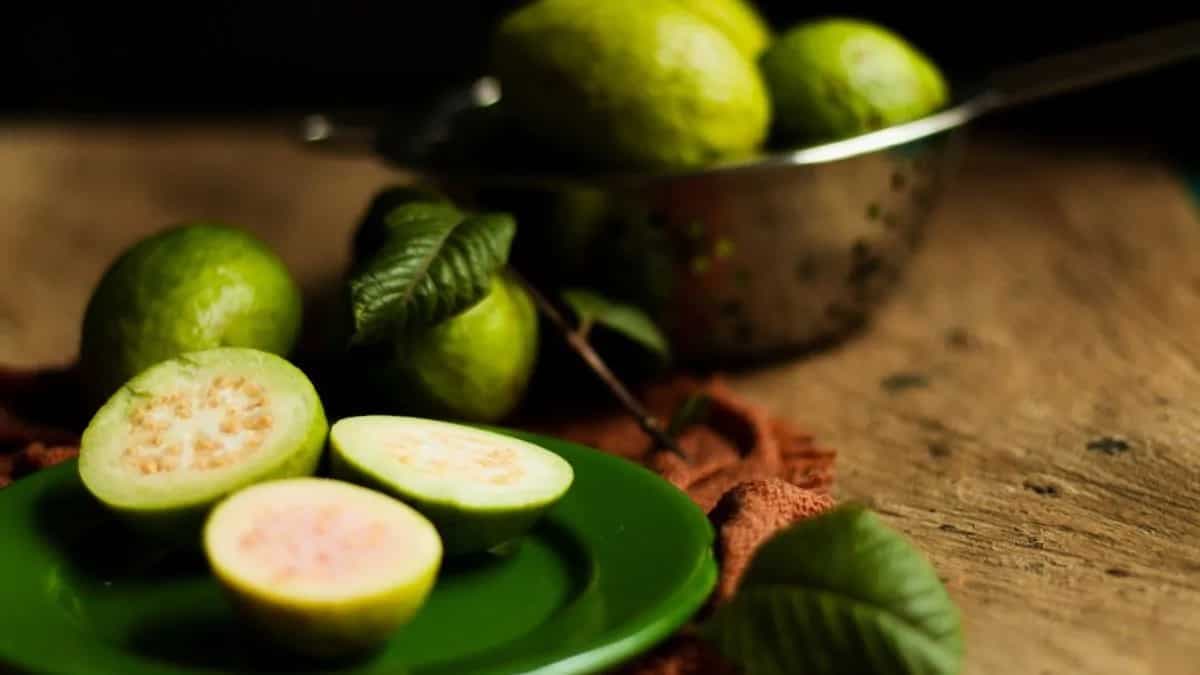 Guavas: Superfood For Toothache, Lowering Constipation