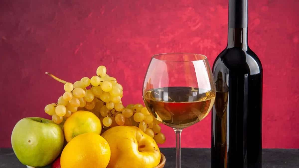 A Guide To 5 Homemade Fruit Wines For A Very Merry Christmas