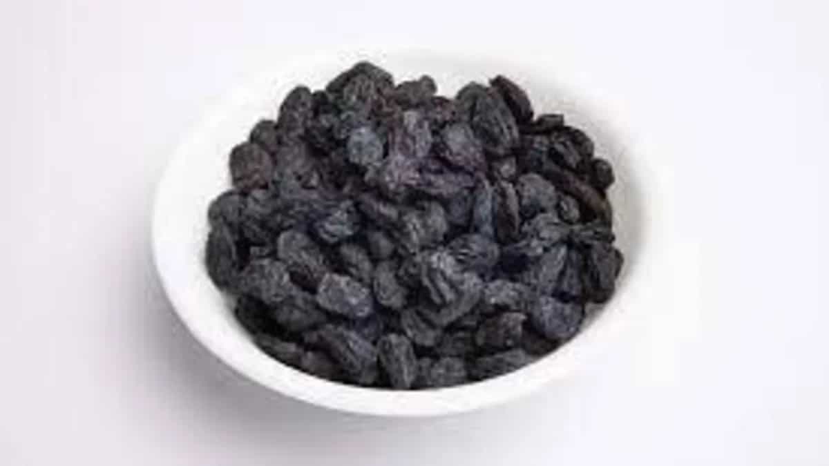 Munakka: 5 Reasons To Add Black Raisins In Your Diet 