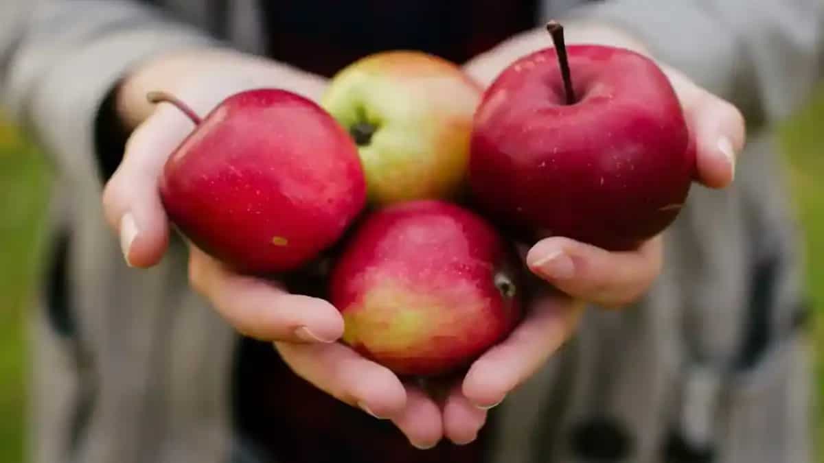 Here's Why You Should Use Baking Soda While Washing Apples