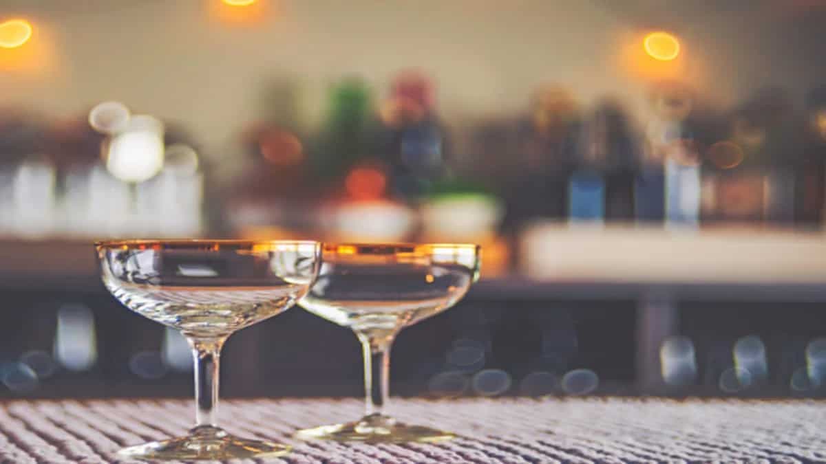 6 Glasses You Must Have In Your Home Bar 