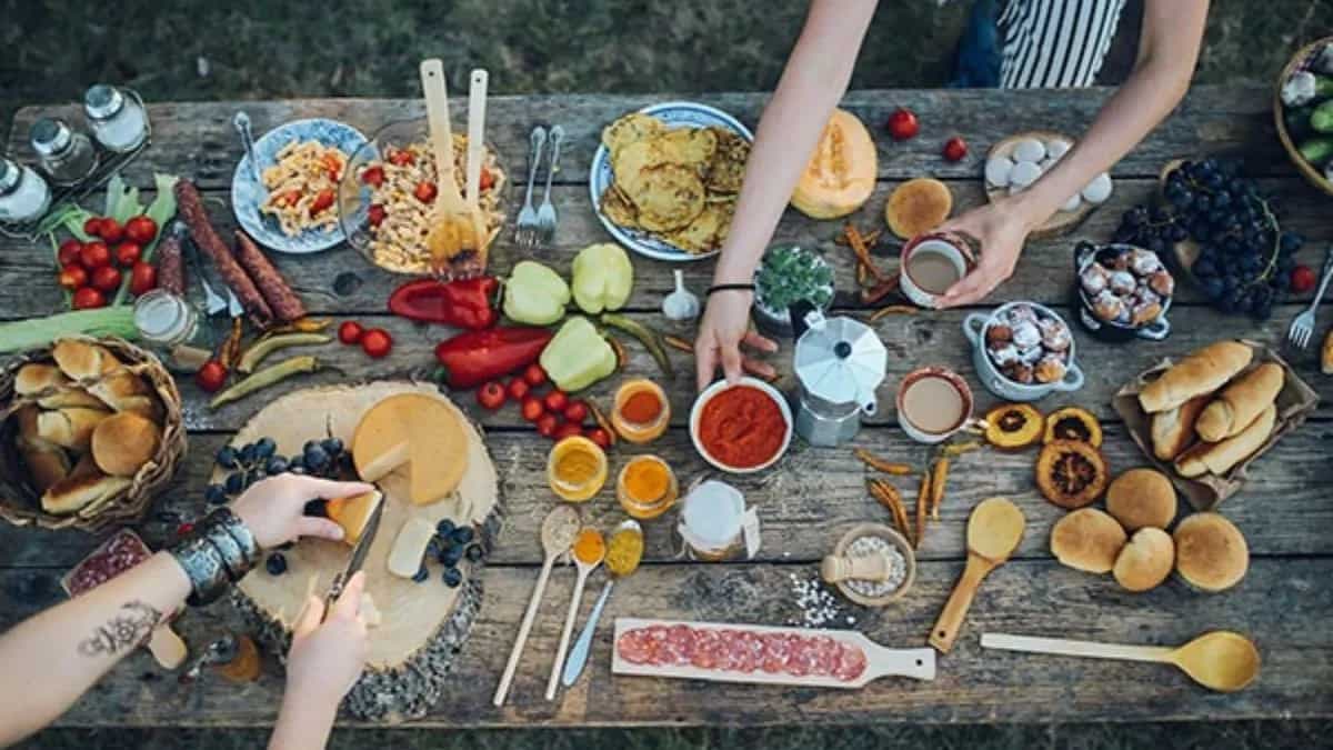 The 6 Tips To Hosting A Food-Themed Trivia Night House Party   