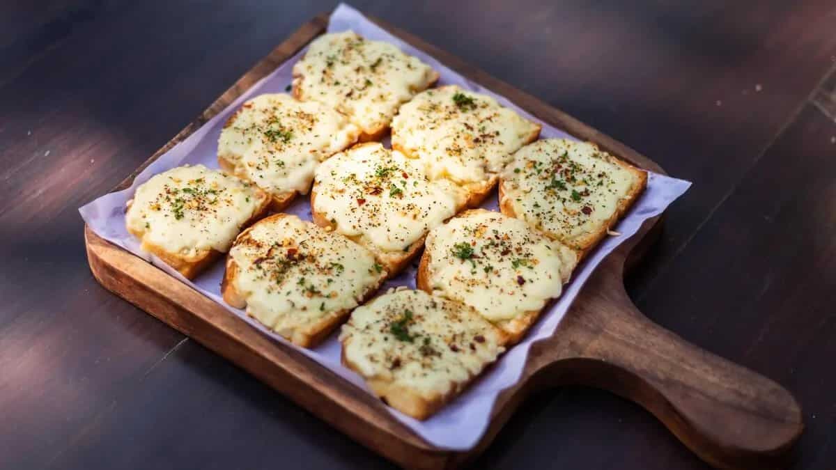 Craving Garlic Bread? 3 Types Of Stuffed Garlic Bread To Try 