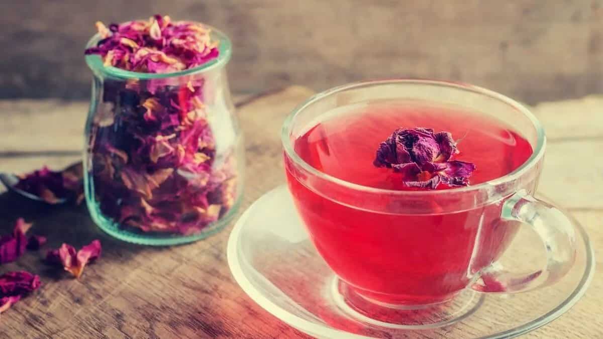 Make This Refreshing Rose Tea For Evenings