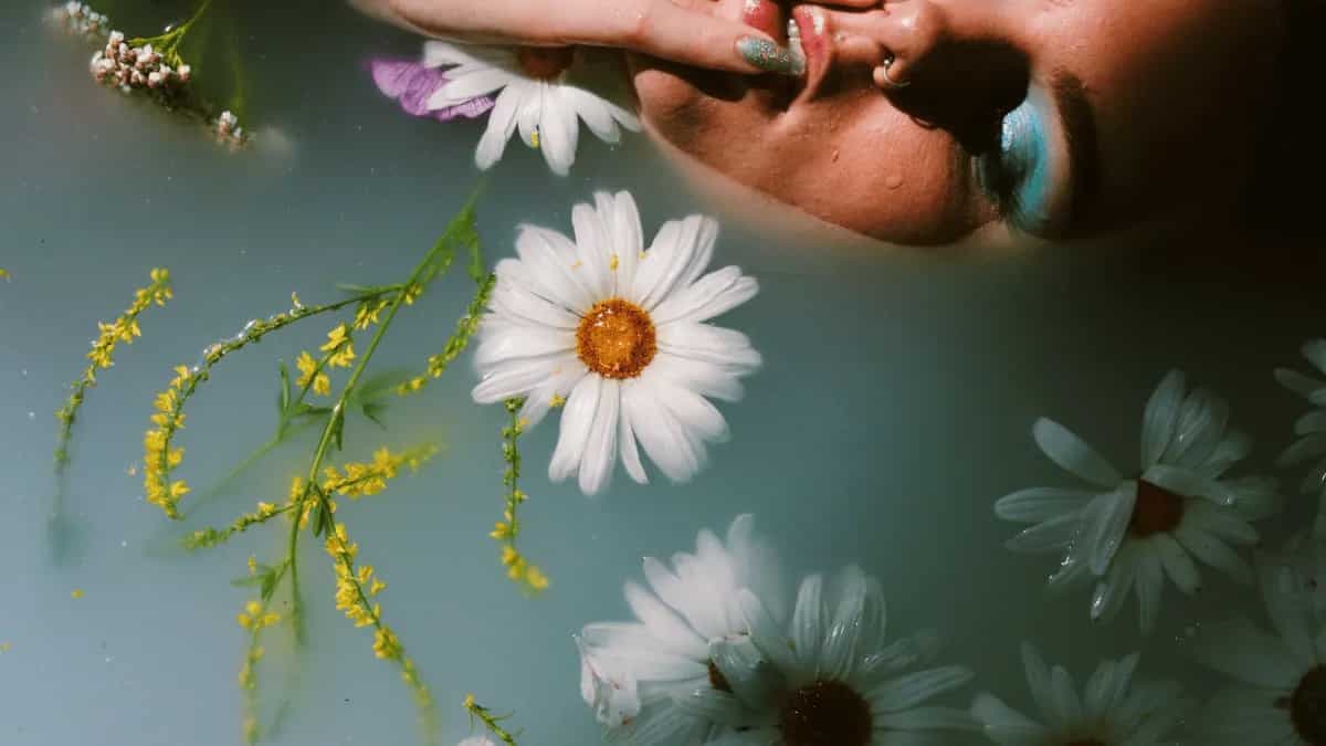 Bathing With Herbal Water: 7 Health Benefits To Know