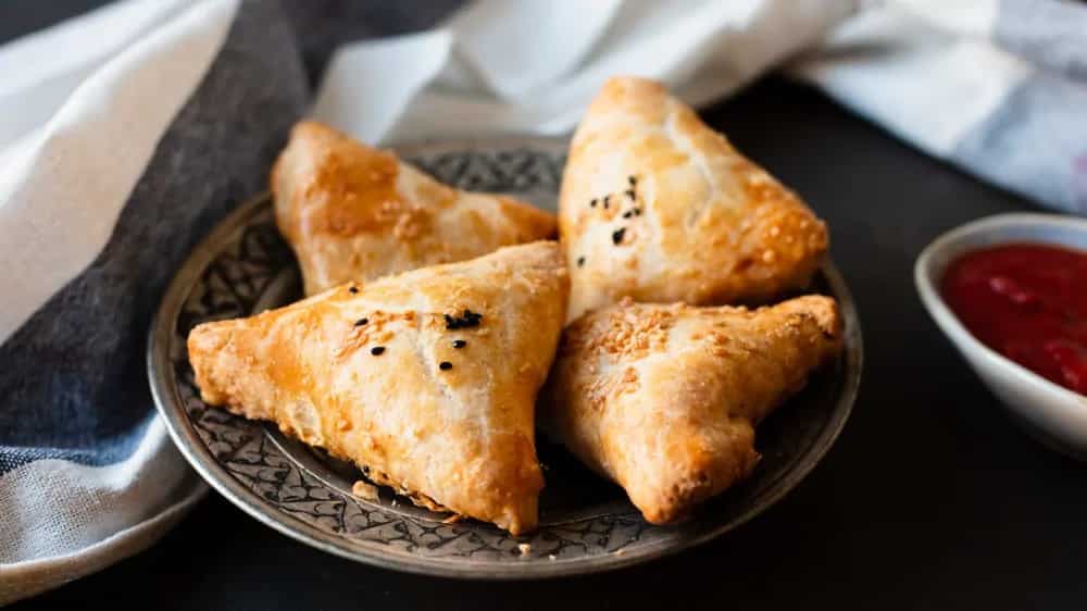 10 Places That Serve The Best Samosa In Connaught Place, Delhi