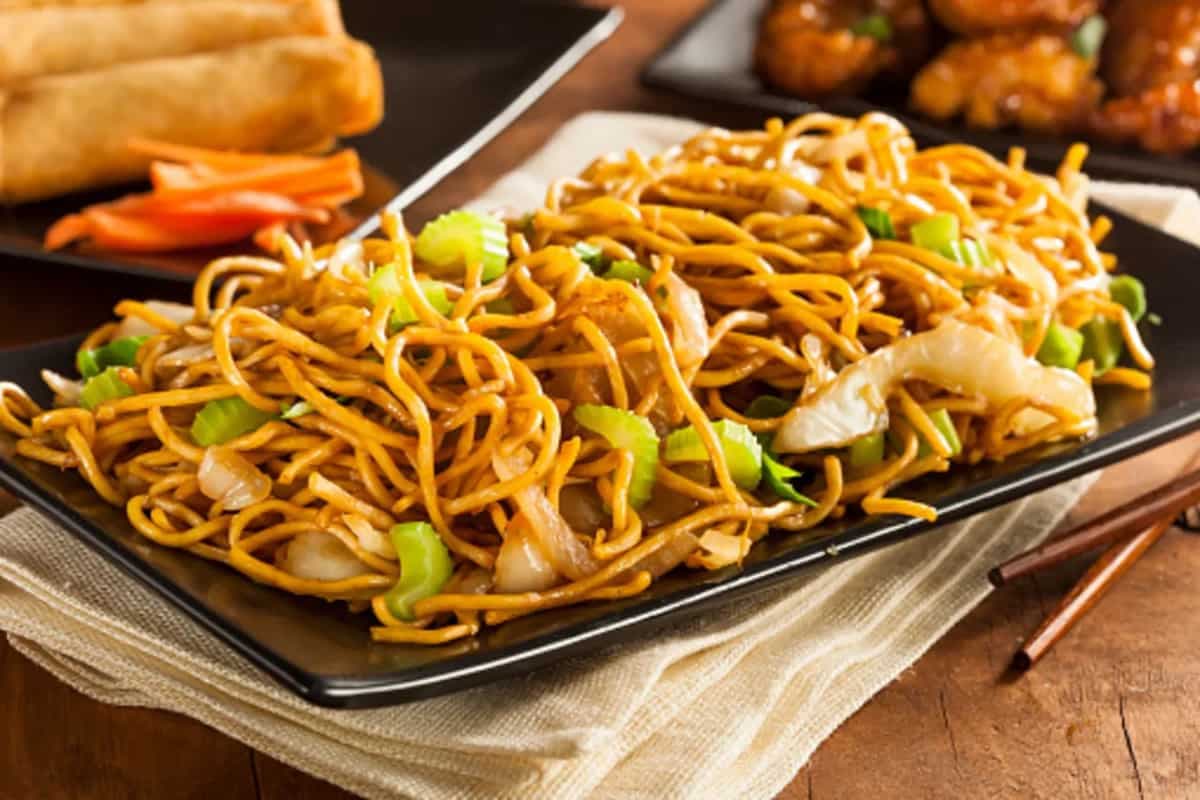 Noodle Enthusiast? The Difference Between Chow Mein And Lo Mein