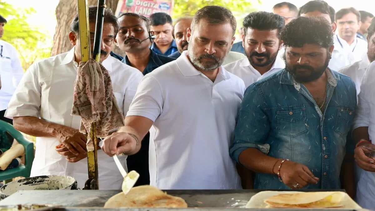 Rahul Gandhi Makes Dosa At A Roadside Eatery In Telangana