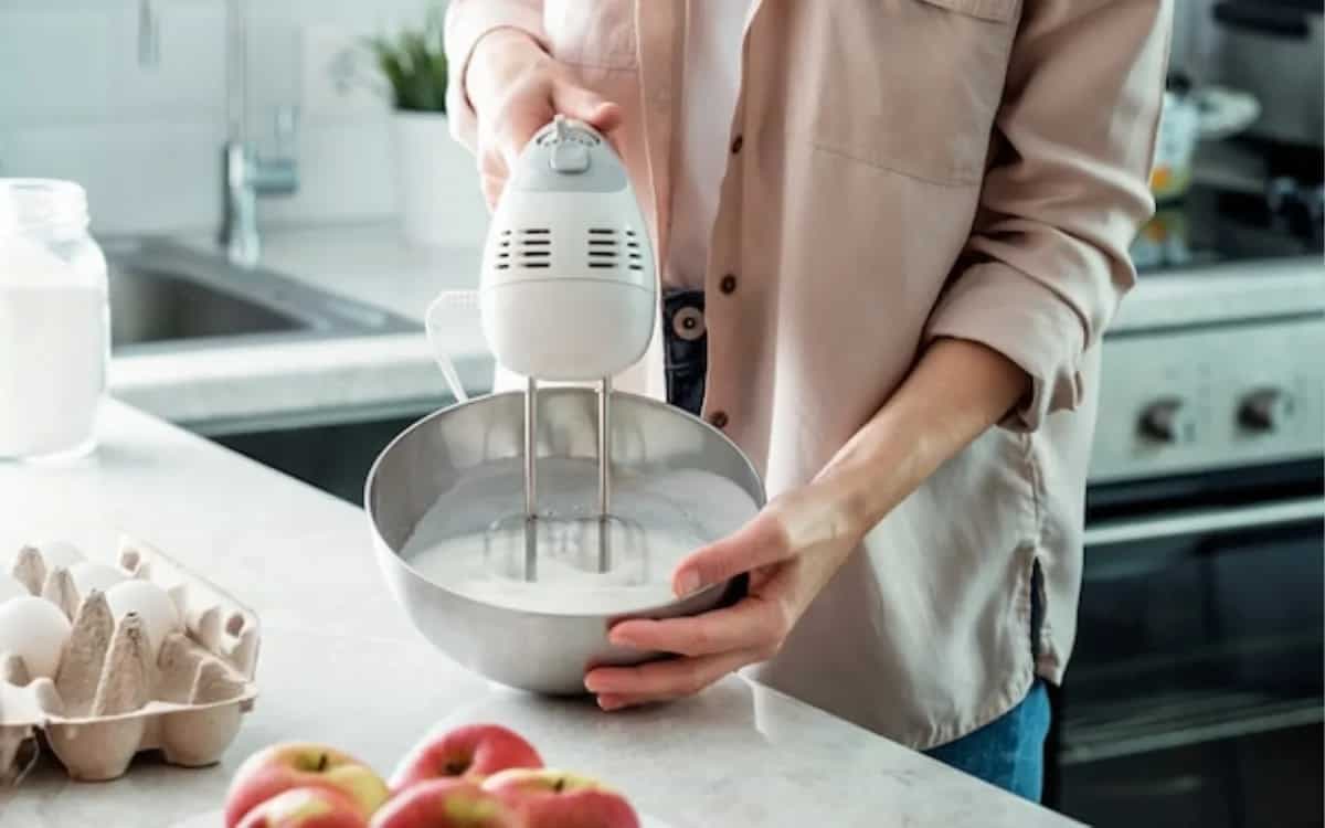 How to Perfectly Use A Hand Mixer To Make A Cake