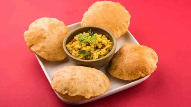 Follow Palash Ghosh Recipes To Prepare UP-Style Puri And Chaat