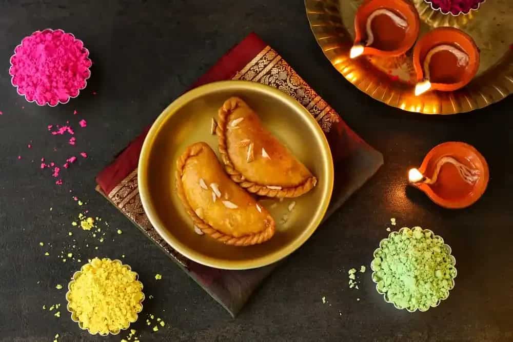 Gujiya Vs Samosa: Which Is The Better Holi Party Snack?