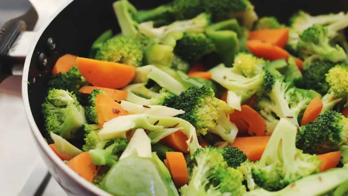 Cooked Vs Raw Vegetables, What’s Healthy? Read Here