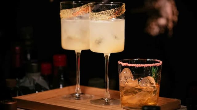 Expert Shares 5 Must-Have Cocktails This Holiday Season