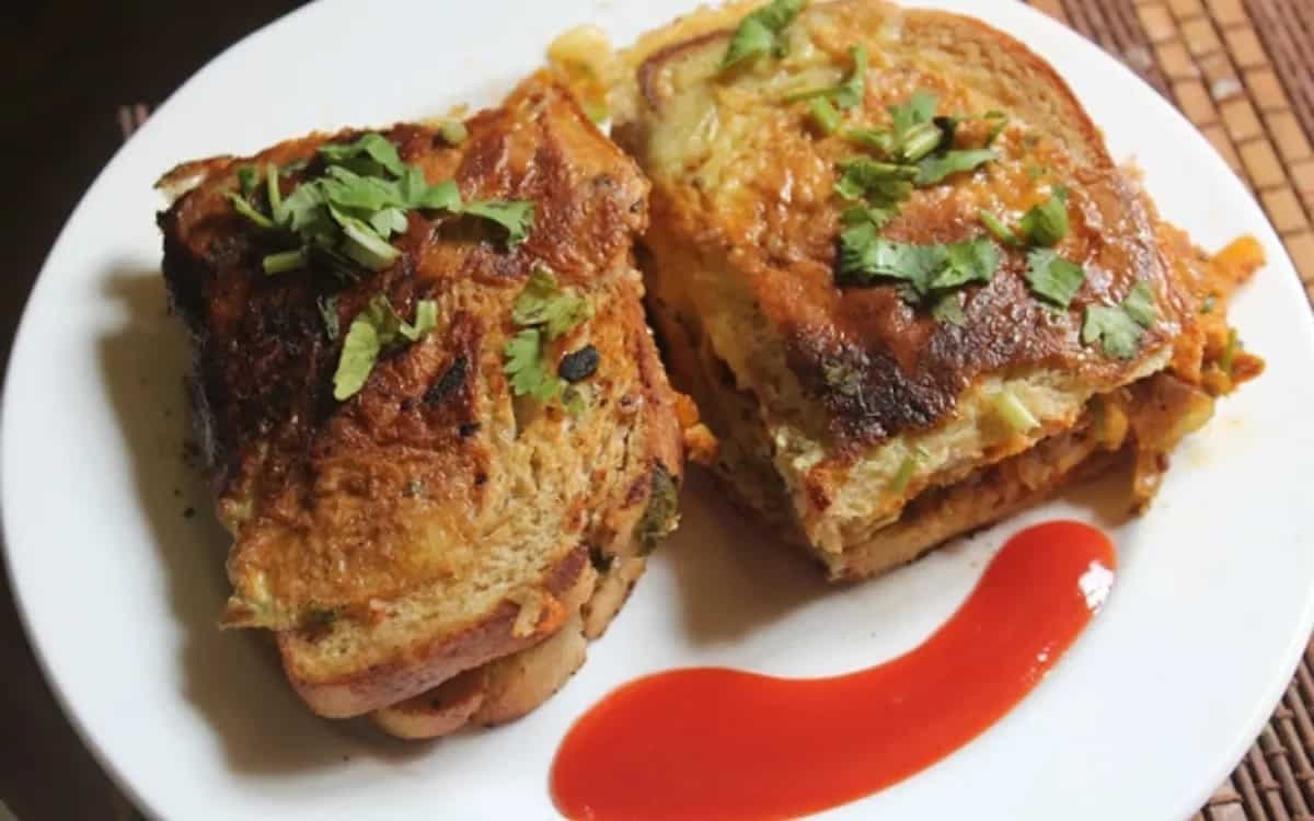 This Is How You Can Make Masala Bread Omelette In Microwave Oven