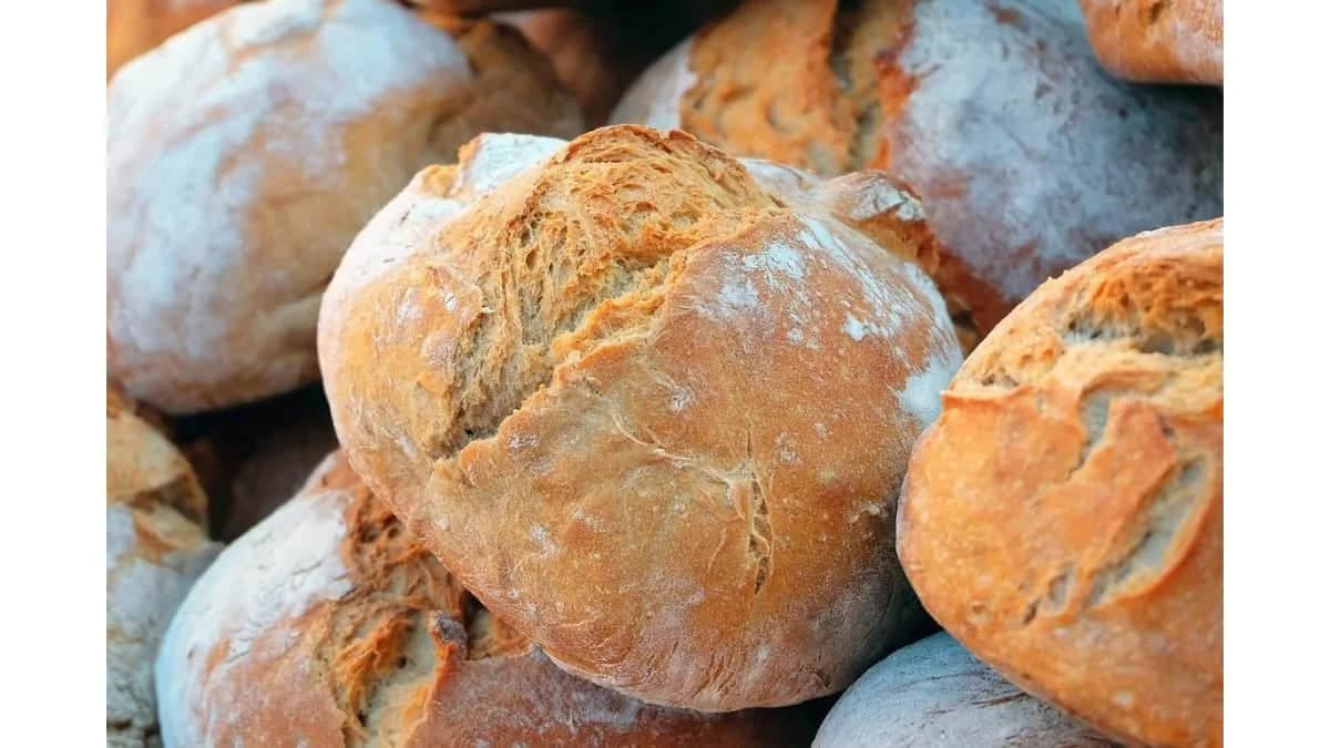 A Complete Guide On How To Make Bakery-Style Bread At Home 