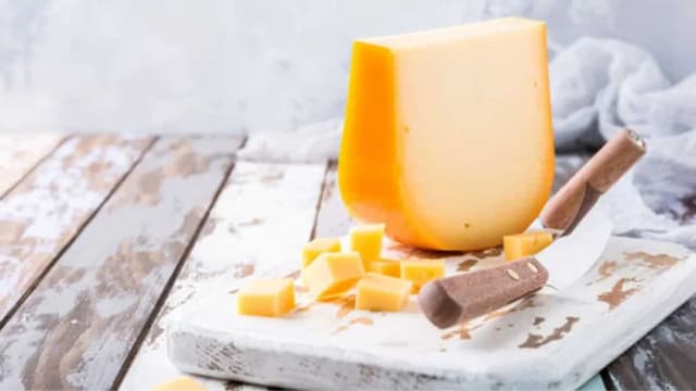 Gouda Vs. Cheddar: Differences Between The Two Cheese Types