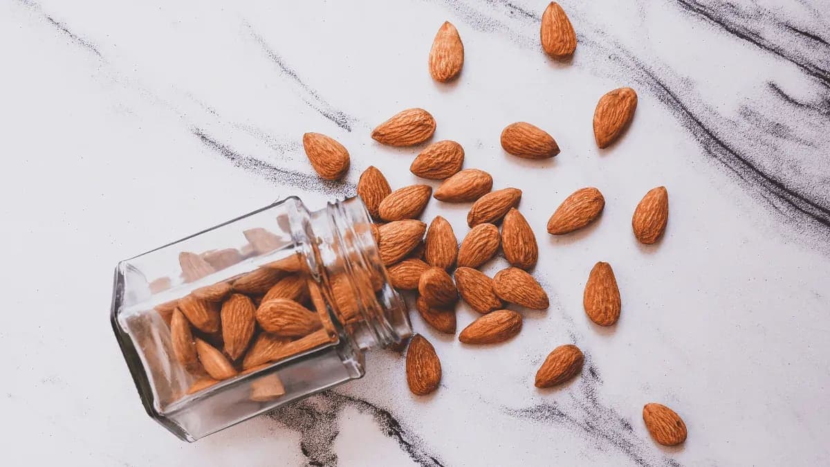 6 Benefits Of Eating Soaked Almonds Every Morning