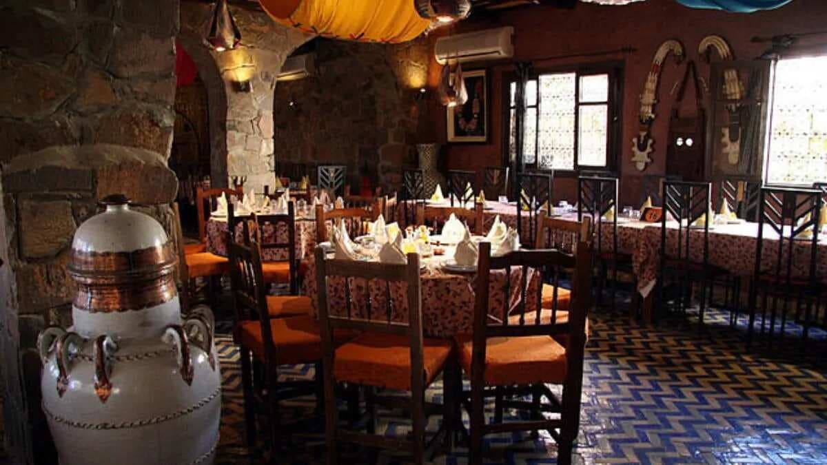 Visiting Morocco? Here's The Dining Etiquette Guide You Need