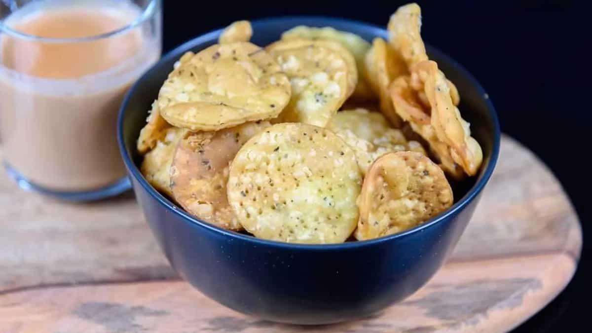 Gujarati Farsi Puri, The Crispy Snack You Can Have With Any Dip