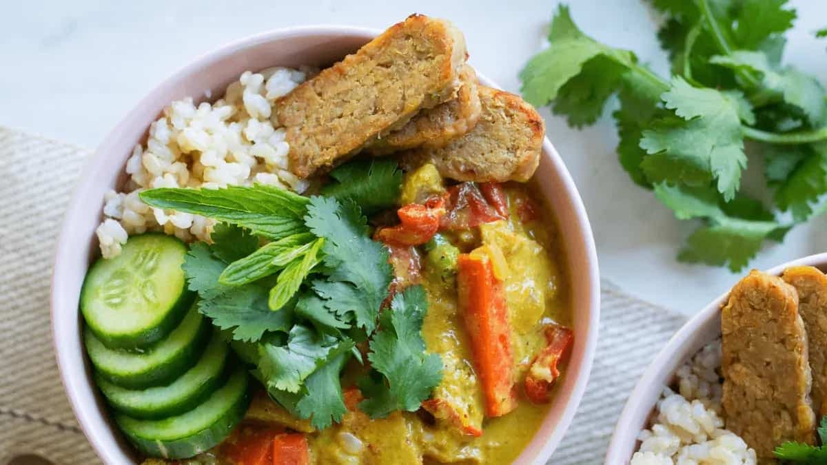 Vegan Coconut-Lime Tempeh Curry For A Quick Dinner