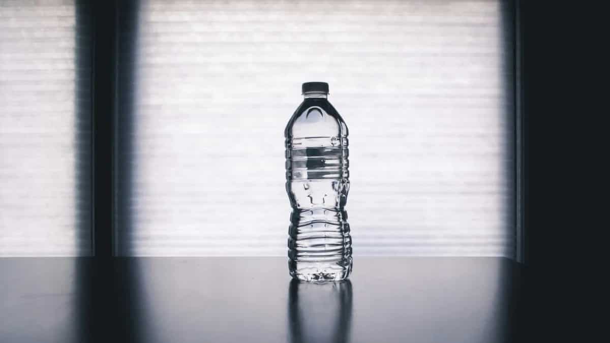  5 Tips & Tricks To Clean Drinking Water Bottles At Home