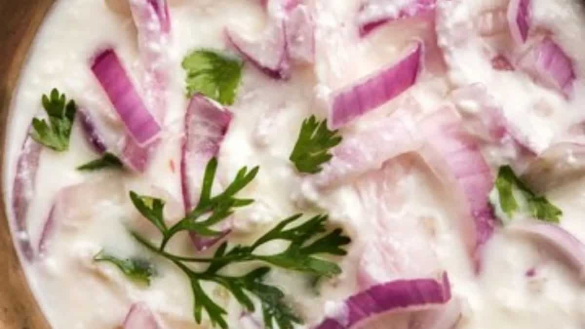 Here Is Why You Should Not Eat Onions And Curd Together