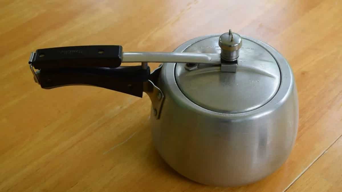 Simple Kitchen Hacks To Clean Your Pressure Cooker At Home